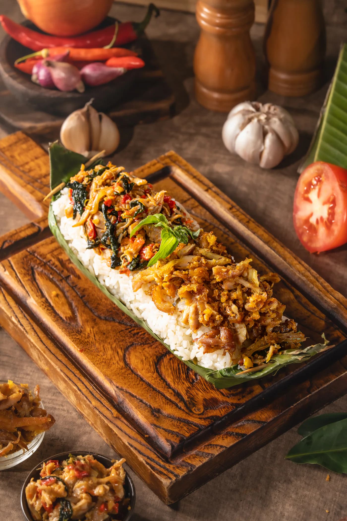 Nasi bakar double topping dengan ayam kemangi, serundeng, cabai, dan daun pisang