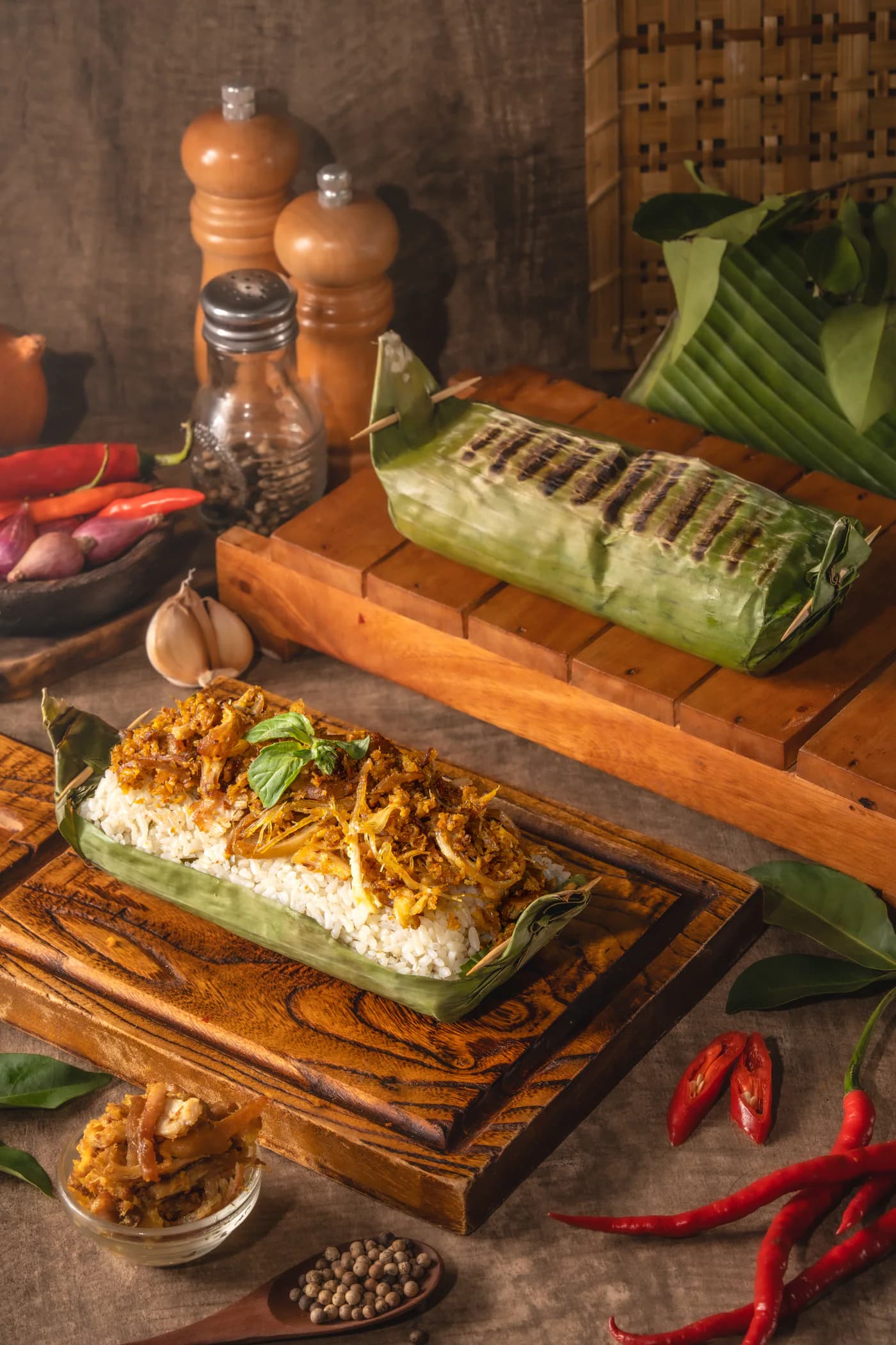 Nasi bakar ayam serundeng buatan Nony tersaji di atas daun pisang