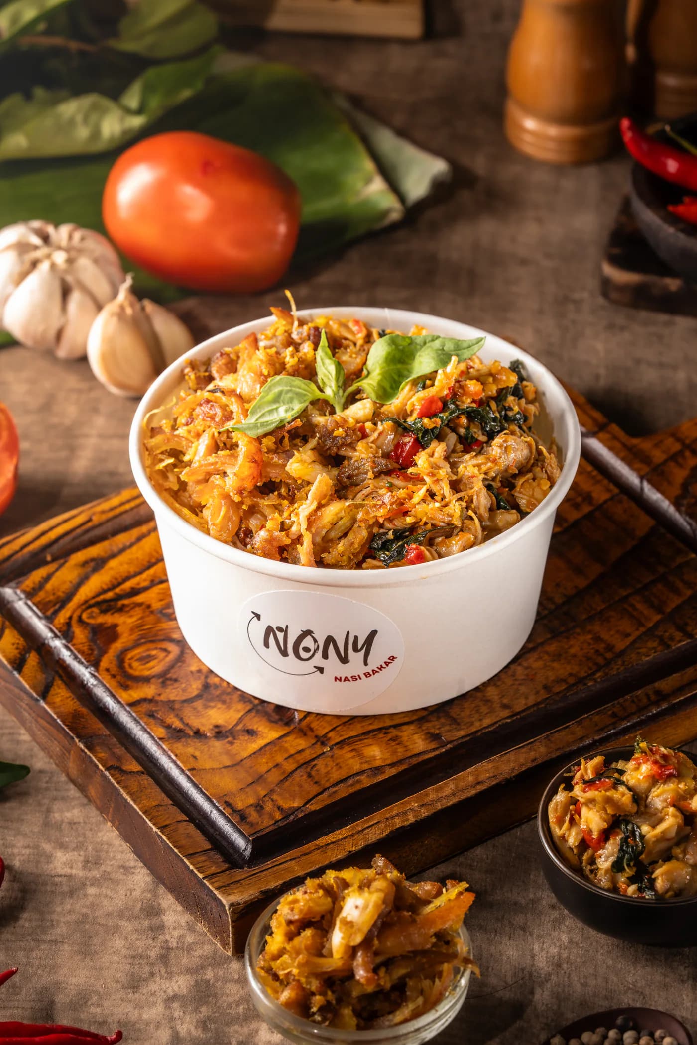 Ricebowl Nasi Bakar Nony berisi nasi berbumbu dan suwiran ayam pedas